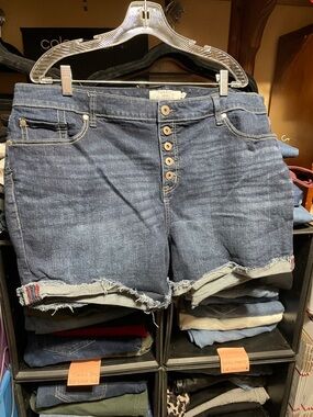 #301a size 22 torrid Button-Front Dark Blue Denim Women's Shorts